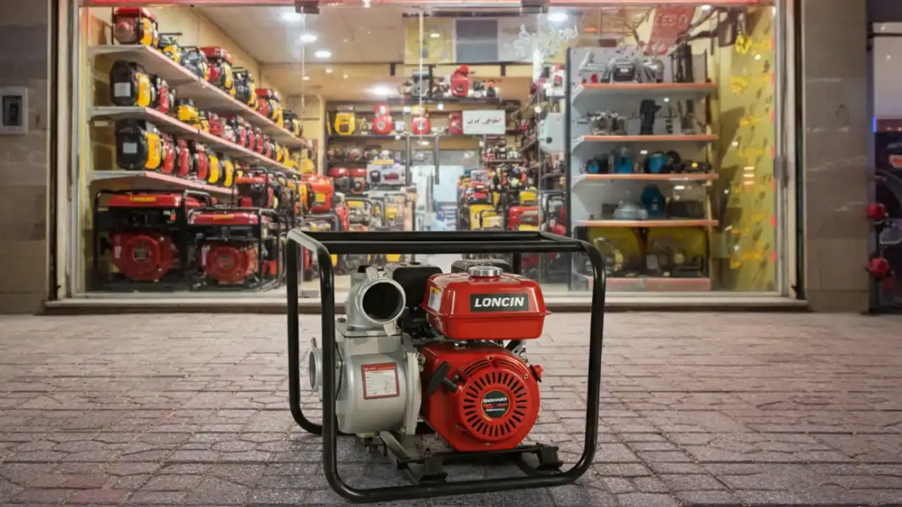 موتور پمپ بنزینی لانسین ۲ اینچ با موتور نارنجی در ویترین فروشگاه لوازم کشاورزی